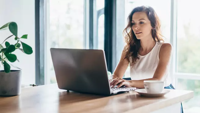 Une femme utilisant un ordinateur portable